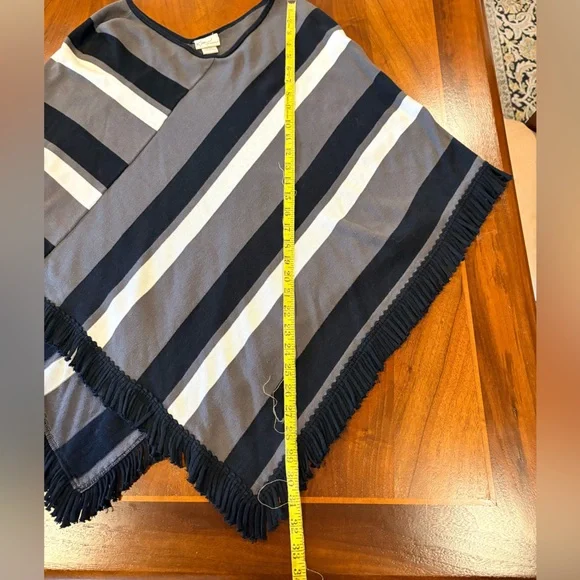 Kim Rogers  Knit poncho, one size fits all - Picture 6 of 7